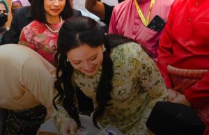 BERSEDEKAH SAMBIL MERAIKAN TETAMU- PENGANJURAN RUMAH TERBUKA AIDILFITRI BUKANLAH MEDAN KERIAKAN